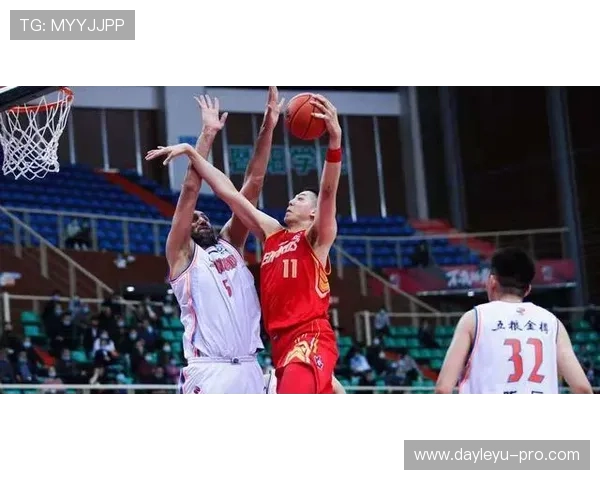 反常识型：折射手球判罚规则揭秘，这种情况为什么不算犯规？