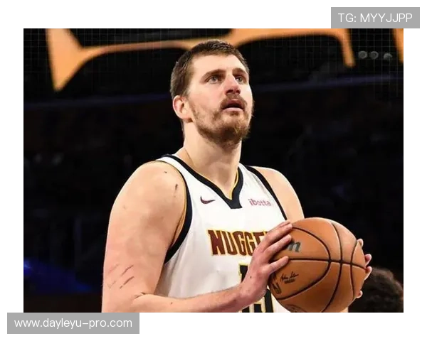 兰德尔挡拆单打对位约基奇时更偏组织，拉开进攻空间