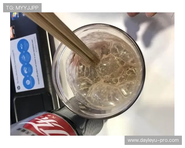 杨力维家的冰箱里塞满蛋白粉，连饮料都是按毫升算的