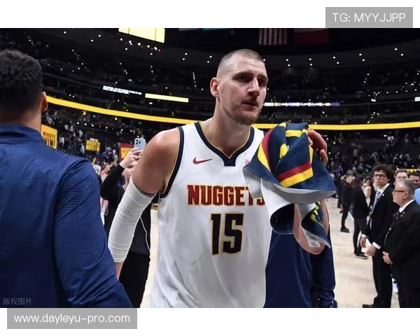 纳什挡拆分球制造空位三分，效率胜过约基奇高位策应