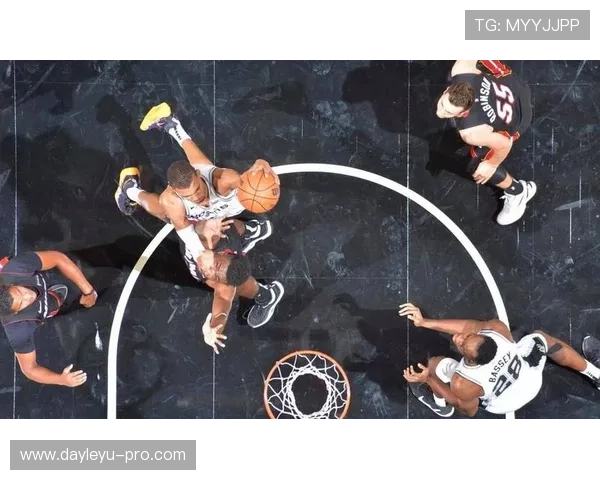 戈贝尔挡拆高效制造防守错位 拉开内线得分空间